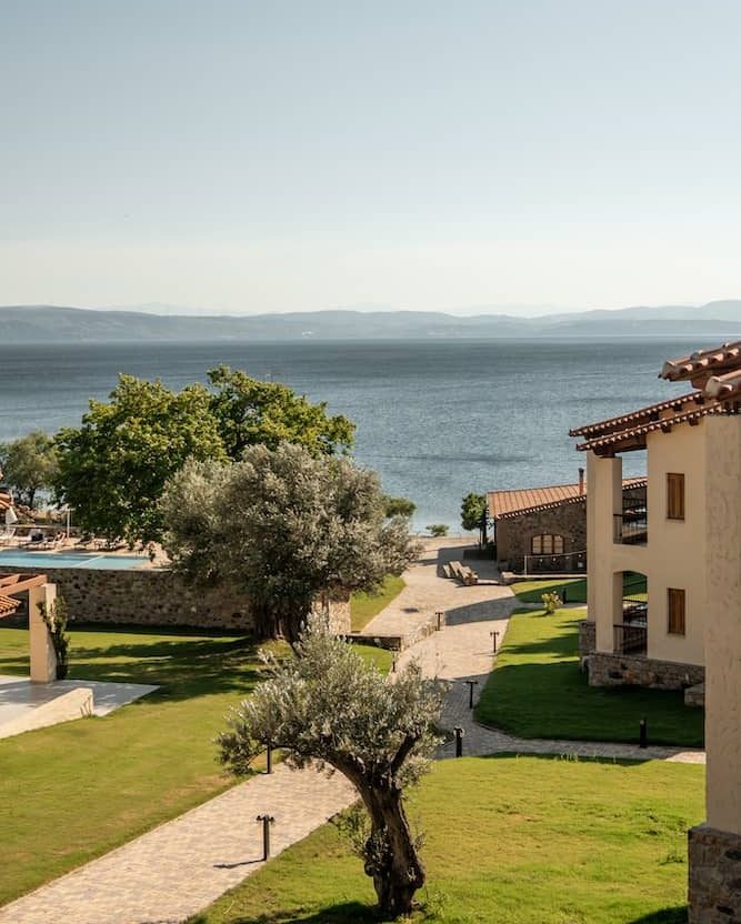 ריטריט יוגה מפנק ביוון OASIS RETREAT